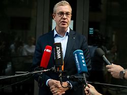 10 07 2026 berlin stefan evers cdu berliner senator fuer finanzen gibt nach dem regulaeren treffen der kreisvorsitzenden in der cdu landesgeschaeftsstelle ein statement