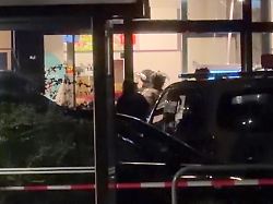 11 07 2026 berlin einsatzkraefte der polizei sind an einem supermarkt im einsatz in einem supermarkt in berlin laeuft nach angaben der polizei eine geiselnahme