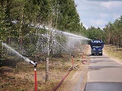 19 07 2026 mecklenburg vorpommern kratzeburg ein wasserwerfer der landespolizei niedersachsen aus celle unterstuetzt die einsatzkraefte bei der bekaempfung des waldbrandes im mueritz nationalpark