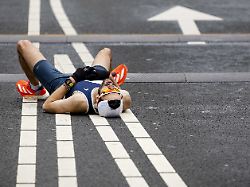 2023 04 16 12 25 35 rotterdam ein laeufer ueberquert die ziellinie waehrend der 42 ausgabe des nn marathon rotterdam am 16 april 2023 in rotterdam niederlande