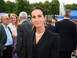 21 07 2026 bayern oberschleissheim die reiterin lisa mueller steht beim sommerempfang des bayerischen landtags im garten des neuen schlosses schleissheim