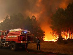23 07 2026 frankreich le porge feuerwehrleute versuchen in der naehe von le porge im suedwesten frankreichs mit einem waldbrandloeschfahrzeug die brennenden baeume zu loeschen 1
