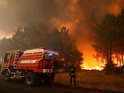 23 07 2026 frankreich le porge feuerwehrleute versuchen in der naehe von le porge im suedwesten frankreichs mit einem waldbrandloeschfahrzeug die brennenden baeume zu loeschen