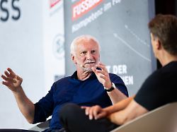 27 07 2026 rheinland pfalz mainz rudi voeller l sportdirektor des deutschen fussball bundes dfb spricht vor den teilnehmern des internationalen trainer kongresses