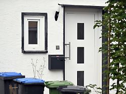 31 07 2026 nordrhein westfalen soest unkraut waechst vor einem reihenhaus hier soll eine frau monatelang von vier maennern gefangen gehalten und gequaelt worden sein