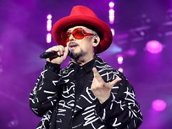 abb 80schlager boy george saenger auf der buehne bei der open air show die 80er live im volksparkstadion hamburg am 18 07