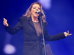 abb 80schlager sandra saengerin auf der buehne bei der open air show die 80er live im volksparkstadion hamburg am 18 07