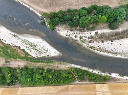 archiv 01 07 2026 baden wuerttemberg herbertingen durch das niedrigwasser der donau sind unterhalb des museums heuneburg kiesbaenke in der donau zu sehen