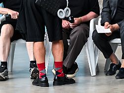 archiv 02 07 2026 berlin ein mann mit roten mustersocken und kurzen hosen bei der show von william fan auf der berlin fashion week in den wilhelm hallen