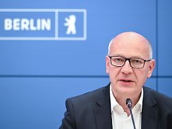 archiv 06 07 2026 berlin berlins regierender buergermeister kai wegner cdu spricht waehrend der pressekonferenz der expertenkommission zum grossen stromausfall anfang des jahres 2026