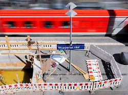 archiv 06 07 2026 nordrhein westfalen wuppertal ein zug faehrt in den hauptbahnhof wuppertal ein