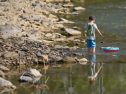 archiv 11 07 2023 rheinland pfalz laach kinder laufen bei niedrigwasser ueber die hungersteine der ahr bei laach