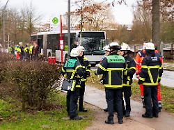 archiv 16 02 2024 hamburg einsatzkraefte stehen im stadtteil neuallermoehe an einer unfallstelle bei einem unfall mit einem linienbus ist am nachmittag ein 10 jahre alter junge toedlich verletzt worden