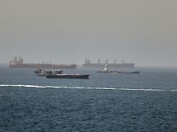 archiv 16 06 2026 oman im golf von oman entlang der schifffahrtsrouten zwischen der strasse von hormus und dem arabischen meer tanker und frachtschiffe zu sehen