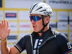archiv 18 05 2025 baden wuerttemberg bad duerrheim radsport radsport veranstaltung der ehemalige tour de france sieger lance armstrong gruesst vor dem rennen das publikum