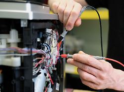 archiv 20 05 2022 sachsen leipzig an einem kaffee vollautomaten in einer reparaturwerkstatt werden elektronische messgroessen ermittelt