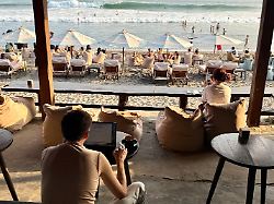 archiv 22 06 2026 indonesien canggu touristen sind am strand von canggu mit laptop und smartphone zu sehen immer mehr touristen lassen sich weltweit von ki reiseassistenten helfen