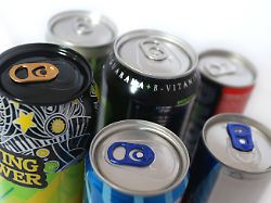 archiv 26 02 2018 bayern kaufbeuren illustration 26 02 2018 bayern kaufbeuren verschiedene energy drinks der discounter aldi lidl und edeka