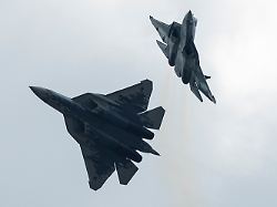 archiv 27 08 2019 russland schukowski zwei kampfflugzeuge des typs suchoi su 57 der fuenften generation fliegen bei der internationalen luft und raumfahrtmesse maks