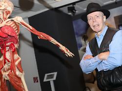 archiv 27 12 2019 baden wuerttemberg heidelberg plastinator gunther von hagens steht in seinem koerperwelten museum neben einem exponat
