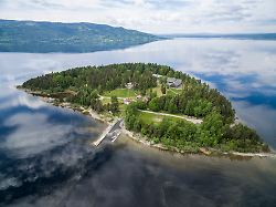 archiv 31 05 2017 norwegen utoya blick ueber die insel utoya 15 jahre ist es her dass der norwegische terrorist anders behring breivik in oslo und auf der insel utc3b8ya insgesamt 77 menschen toetete