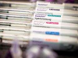 abnehmspritzen der firma eli lilly mit dem namen mounjaro und dem wirkstoff tirzepatid in verschiedenen dosierungen liegen aufgereiht auf einem tisch