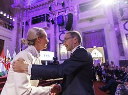 alice weidel afd und herbert kickl fpoe begruessen sich waehrend der feierlichkeiten zum 70 jaehrigen bestehen der fpoe in der hofburg