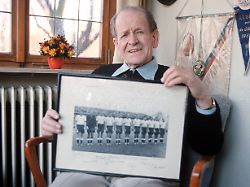 altbundestrainer sepp herberger br deutschland mit bild der wm mannschaft von 1954 altbundestrainer sepp herberger br germany with picture the world cup team from 1954