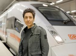 am puls mit dunja hayali unsere bahn geliebt verflucht gefaehrlich ab und am 21 7 beim im zdf dunja hayali steht in einer bahnhofshalle auf einem leeren gleis vor einem ice und schaut in die kamera
