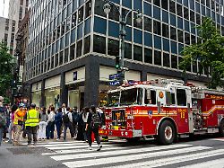 an der kreuzung der 3rd avenue und der east 42nd street steht ein feuerwehrauto nachdem gebaeude in der umgebung wegen einsturzgefahr evakuiert worden waren