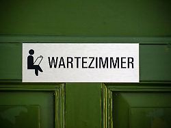 an der tuer einer arztzpraxis ist das wort wartezimmer zu lesen am 12 mai startet der 130 deutsche aerztetag in hannover