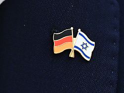 an einem revers ist bei der plenardebatte zum thema antisemitismus im landtag von baden wuerttemberg ein sticker mit den fahnen von deutschland und israel zu sehen