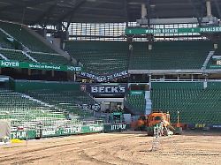 an einer tribuene im bremer weserstadion sind seitlich der ostkurve betonstuetzen zerbrochen ueber die ursache des schadens gab es zunaechst keine informationen