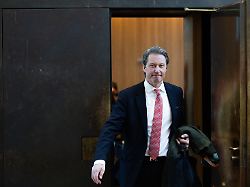 andreas scheuer csu ehemaliger bundesverkehrsminister verlaesst nach seiner befragung den saal des parlamentarischen untersuchungsausschusses brueckendesaster und infrastrukturstau im landtag