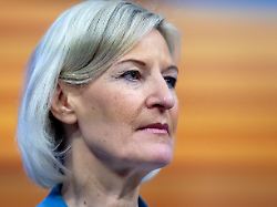 angelika niebler vorsitzende der csu europagruppe steht beim csu parteitag in der messehalle auf der buehne