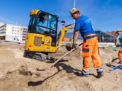 arbeiter einer tiefbaufirma sind auf einer baustelle beschaeftigt die temperaturen uebersteigen heute bereits am vormittag die 30 grad marke