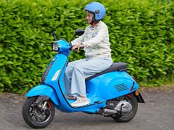 auch in der version sprint s 125 ist die vespa die ewig schoene rollerikone