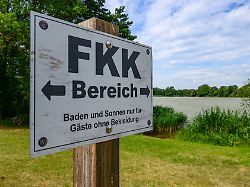 auf dem campingplatz am hohenjesarscher see steht ein fkk schild freikoerperkultur fuer das baden und sonnen nur fuer gaeste ohne bekleidung
