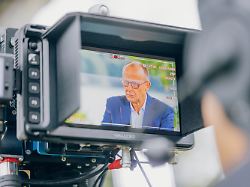 auf diesem vom zdf zur verfuegung gestellten handout ist bundeskanzler friedrich merz cdu im sucher einer fernsehkamera zu sehen beim zdf sommerinterview 2026 in meschede