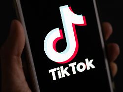 auf einem smartphone wird das logo der plattform tiktok angezeigt