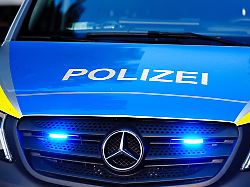 aufschrift polizei auf polizeiauto mit blaulicht symbolfoto blaulicht 14 07