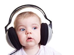 baby hoert musik mit grossen kopfhoerern