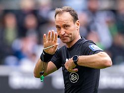 bastian dankert ist beim wm finale als video assistent im einsatz