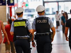 beamte der bundespolizei bestreifen den koelner hauptbahnhof