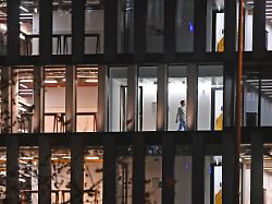 beleuchtete und unbeleuchtete bueros in einem buerogebaeude in muenchen