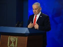 benjamin netanjahu ministerpraesident von israel reagiert bei einer pressekonferenz