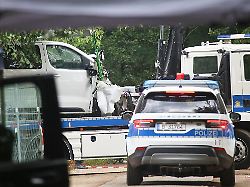 berlin deutschland auto faehrt bei csd in menschenmenge am naechsten tag steht das tatfahrzeug noch immer am tatort und wird schliesslich abtransportiert polizei und spurensicherung sind vor ort