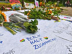 berlin deutschland auto faehrt bei csd in menschenmenge am naechsten tag wurden am tatort blumen niedergelegt auf einem zettel steht die botschaft berlin h lt zusammen