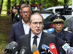 berlin deutschland auto faehrt bei csd in menschenmenge bundesminister des innern alexander dobrindt csu gibt am naechsten tag am tatort ein statement