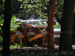 berlin deutschland auto faehrt bei csd in menschenmenge das demolierte tatfahrzeug der tatort ist weitraeumig abgesperrt